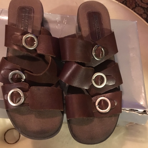 Size 7 brown strap buckle sandals by Amanda Smith - Picture 2 of 4